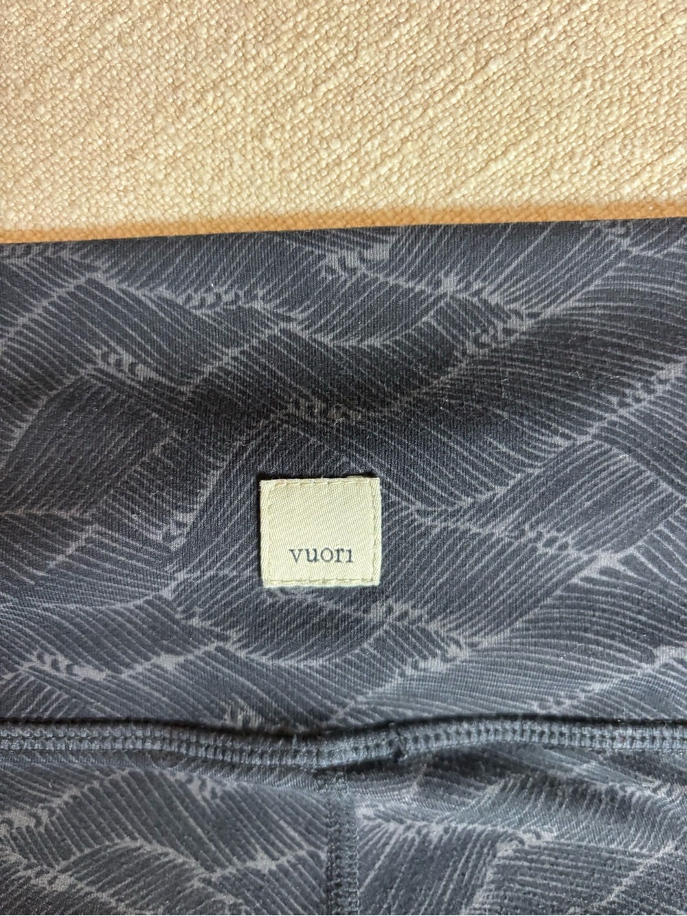 Vuori Leggings in Blue Wave Print, size X-Small.